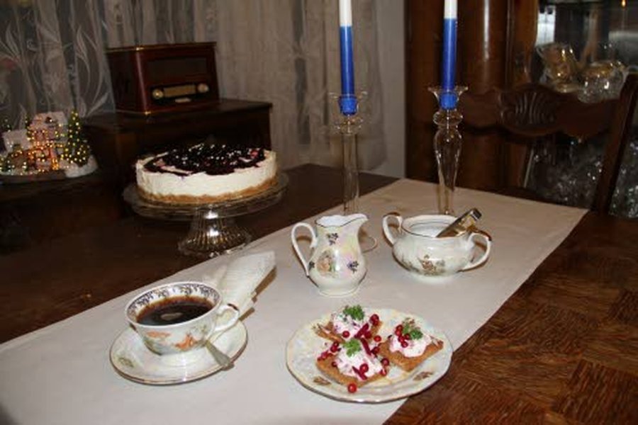 Ensi vuonna alkavan Sibeliuksen 150-juhlavuoden kunniaksi kahvipöytään katetaan poropaloja sekä mustikkainen, sinivalkoinen täytekakku. Sinivalkoiset kynttilät saavat loistaa kahvipöydässä läpi juhlavuoden.