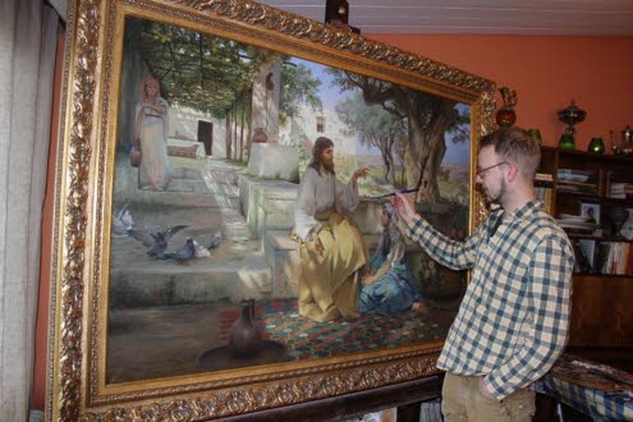 Lauri Tervo on syksyn aikana työstänyt mukaelmaa puolalaisen taiteilijan öljyväriteoksesta, jonka aiheena on Uuden Testamentin kertomus Jeesus Martan ja Marian kodissa. Tervo kehystää maalauksensa itse.