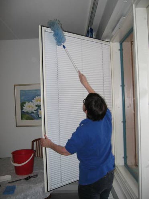 Lampaanvillasta tehdyllä, teleskooppivarrella varustetulla mopilla pääsee kätevästi puhdistamaan korkeitakin pintoja, kuten ikkunoiden sälekaihtimia.