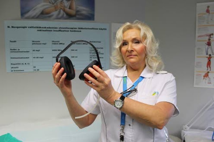 Korvaongelmien hoitamiseen kehitetty laite on samanlainen kuin kuulosuojaimet.