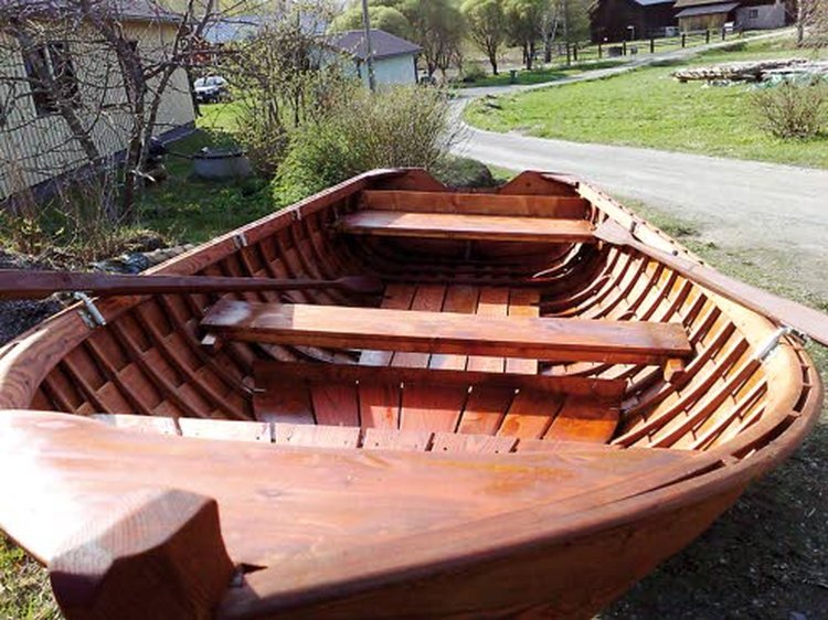 Mökki- ja kalastusveneeksi sopii hyvin puuvene. Hitaampaan vauhtiin leveäpohjainen malli on paras. Kuva Sjömanin veneveistämö.