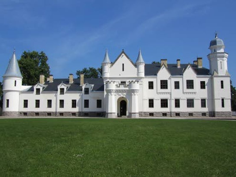 Alatskiven linna on pienoismalli Skotlannissa sijaitsevasta Balmoralen kesäpalatsista.