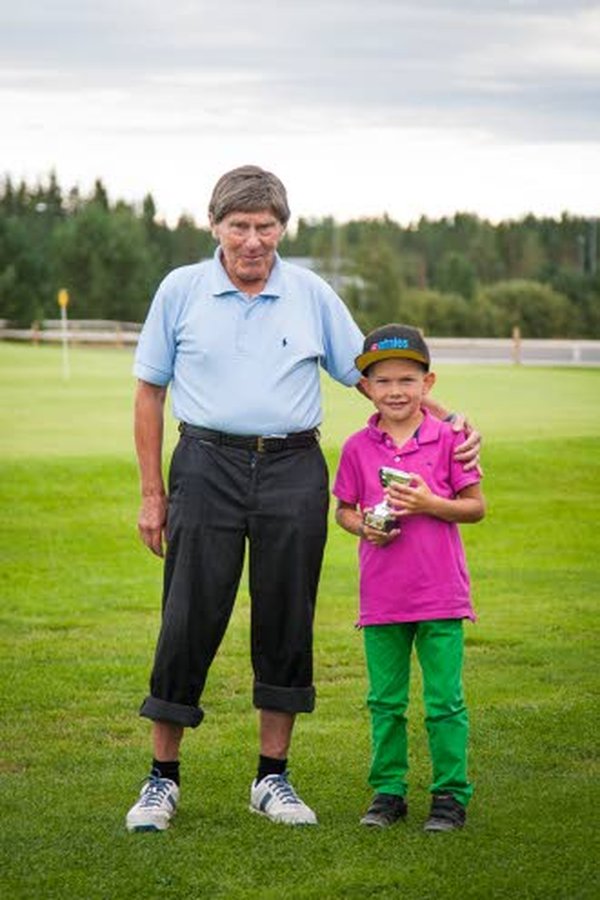 Nivalan Seudun Golfissa pelaajien ikähaarukka on suuri. Hannu Haviston ja Ilja Veteläisen välillä ikäeroa on peräti 75 vuotta.
