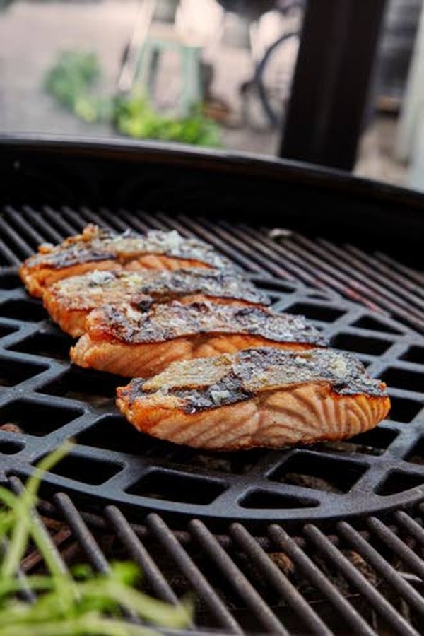 Lihan ja makkaran lisäksi myös kala on erinomaista grillattuna.