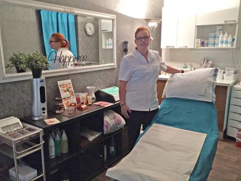 Kosmetologiyrittäjänä 35-vuotias Jenny Myllyoja on aloittanut tänä keväänä, kun hän valmistui kosmetologiksi Nivalan ammattiopistosta kaksivuotiselta aikuisopiskelijaryhmän opintojaksolta.