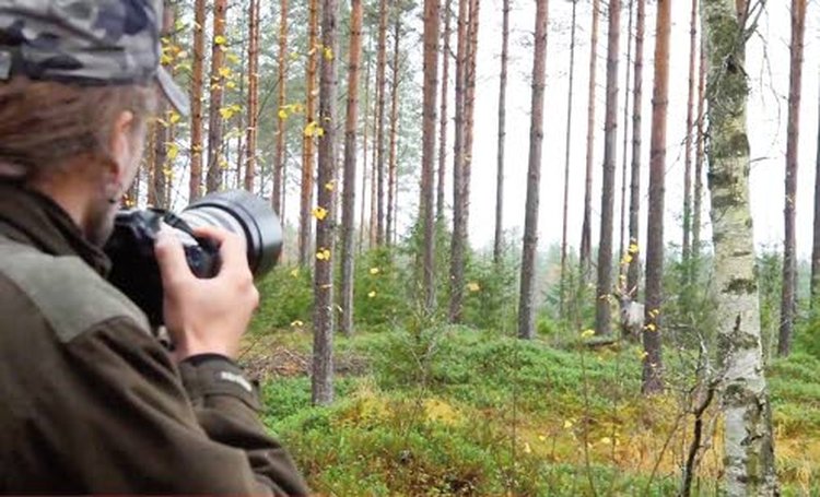Riistaa voi katsella myös kameran linssin kautta. Kamerametsästys ei kaikkia metsästäjiä innosta.