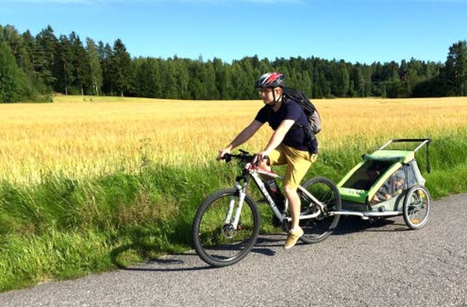 Pyöräperäkärry kiinnittyy sähköpyörään vaivattomasti ja kulkee kevyesti mukana. Kuva: Johanna Pelkonen.