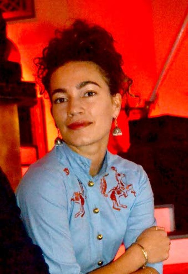 Tuuheissa kulmakarvoissaan Meeri Koutaniemi näyttää aivan 1900-luvun alussa eläneeltä meksikolaiselta taiteilija, Frida Kahlolta. Vaikutelmaa lisää fridamainen nuttura ja näyttävät korvakorut.