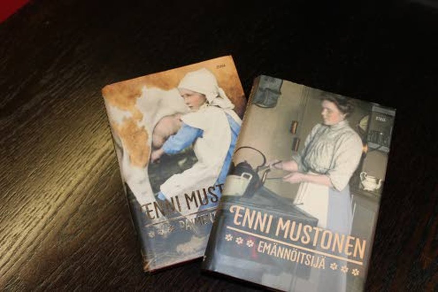 Enni Mustonen on Suomen suosituimpia viihdekirjailijoita. Kirsti Manninen on tietokirjailija, filosofian tohtori ja käsikirjoittaja. Nimien takaa löytyy sama henkilö. Manninen on kirjoittanut päätoimisesti vuodesta 1983. Lasten ollessa pieniä hän kirjoitti enimmäkseen öisin.