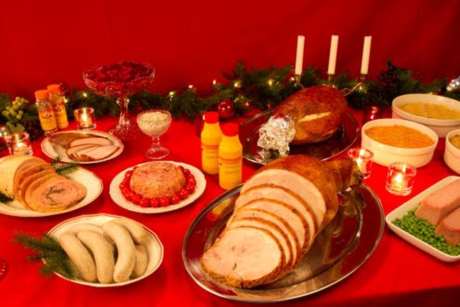 Veijo Votkin kattaa joulukinkun kaveriksi laatikoista peruna-, porkkana- ja lanttulaatikot. Rosolli tuo aterialle väriä. Joulumakkara on raakamakkaraa, joka ennen tarjolle panoa haudutetaan kypsäksi 90-asteisessa vedessä.