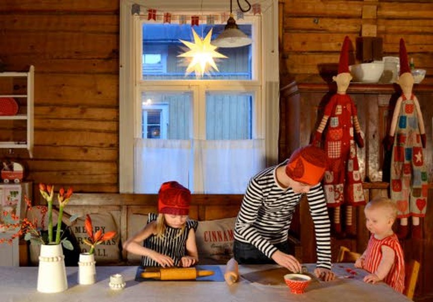 Kauri, Kiira ja Kaisla lempiaskareissaan piparkakkutaikinan äärellä Melukylän tunnelmallisessa joulutuvassa.