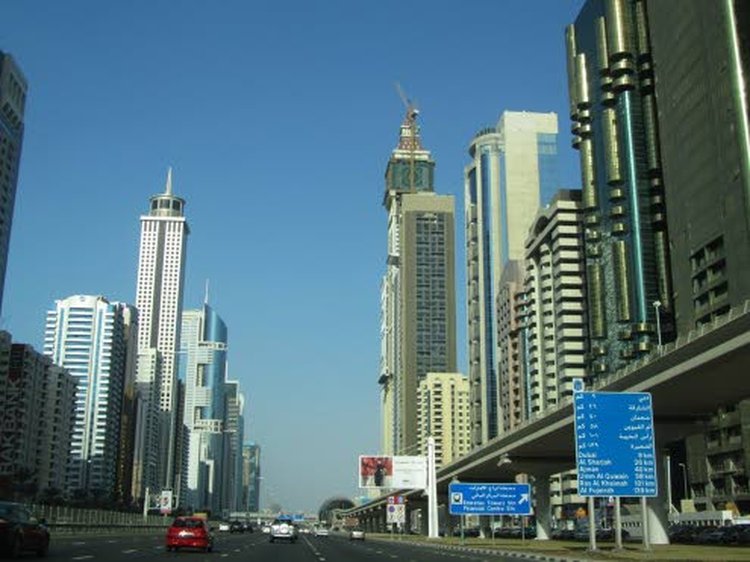 Dubaissa liikkuminen on haastavaa. Jalkakäytäviä on vähän, julkinen liikenne on metron varassa, ruuhkat ovat ajoittain kovat.
