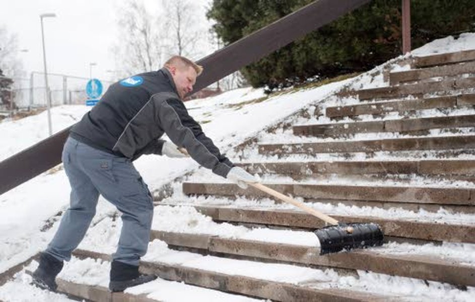 Lumilastalla on helppo puhdistaa lumet rappusilta, terasseilta ja käytäviltä. Suomalainen innovaatio, joka on valmistettu Suomessa. Kuva: Motoseal Componet Oy.