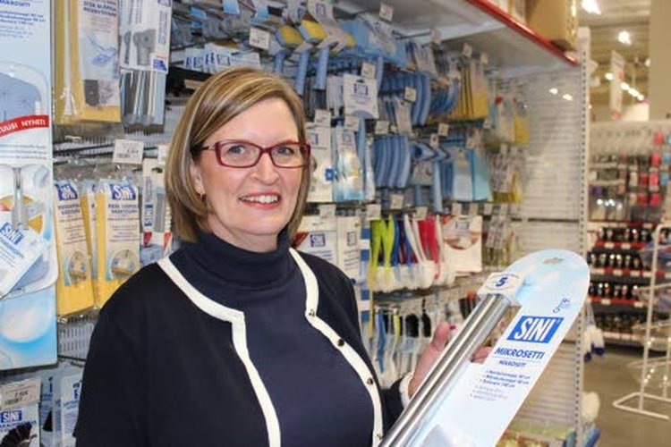 Sinituotteen suomalaiset siivousvälineet ovat takuuvarmoja valintoja Maria Saarelan ostoskärryyn.