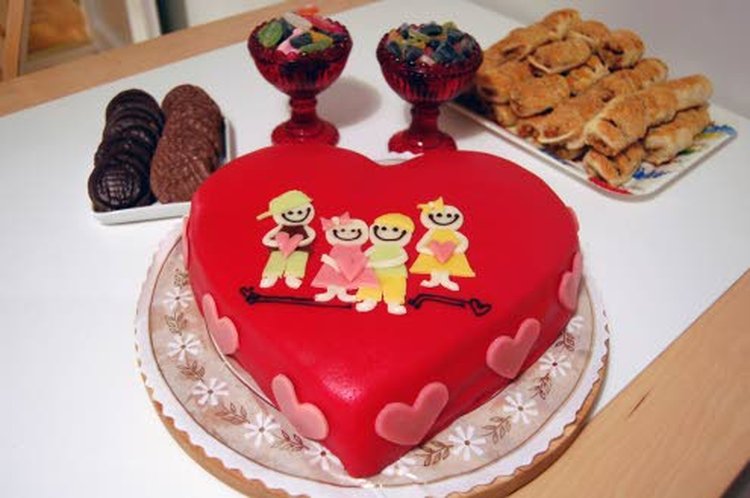 Ystävänpäivänä leivotaan ystävyydestä viestivä kakku ja kutsutaan ystävät kahville. Kuva: Tarja Lehtola.