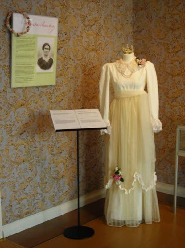Fredrika Runebergilla oli yllään tämä kaunis hääpuku hänen avioituessaan pikkuserkkunsa kanssa vuonna 1831.