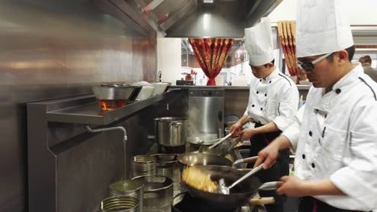 Ravintolan kokit ovat aikaisemmin työskennelleet Englannissa kiinalaisissa ravintoloissa.
