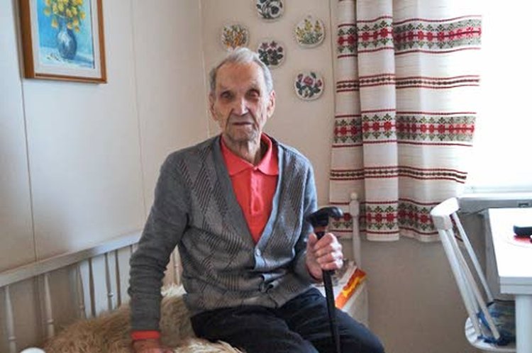 98-vuotias Veikko Tapio kodissaan Rovaniemellä.