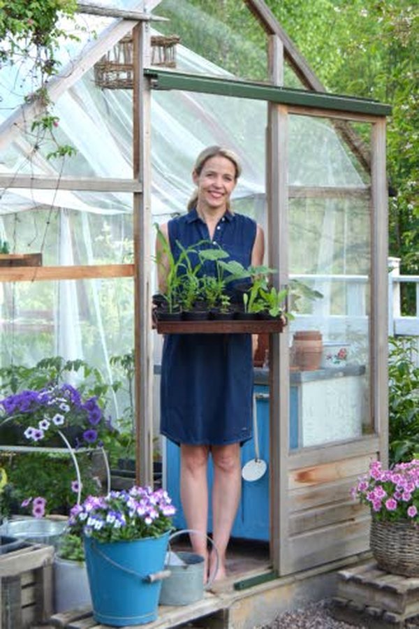 Maria Kesänen on intohimoinen kotipuutarhuri, jonka kesä kuluu pitkälti kasvien ehdoilla.
