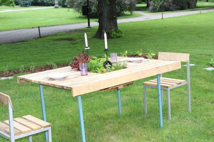 Takuulla tuoretta salaatteja ja yrttejä. Kiva idea on rakentaa yrttilaatikko puutarhan ruokapöydän keskelle. Kuva on puutarhanäyttelystä Tallinnasta.