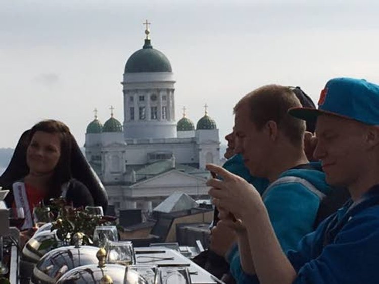 Tuomiokirkko, Uspenskin katedraali sekä lukuisat muut Helsingin kirkkojen tornit olivat vaikuttava miljöö Dinner in the Skyn lounasvieraille.