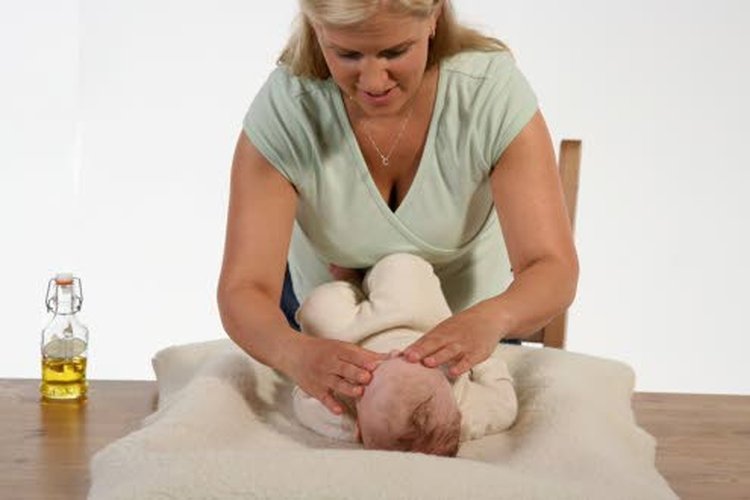 Katja Rikala suosittelee vauvahierontaa kaikille vauvoille, ei pelkästään koliikista kärsiville vauvoille.