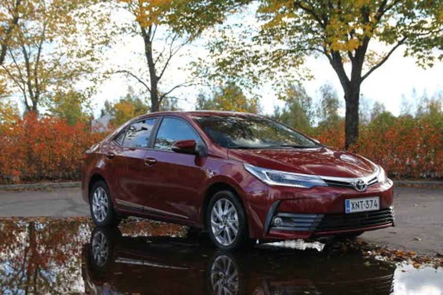 Toyota Corolla sai 2016-päivityksessä uutta muotoa keulaan, minkä ansiosta keulailme noudattaa nyt selvästi Toyotan nykyistä muotokieltä. Perässä huomio kiinnittyy uusiin, tyylikkäisiin LED-takavaloihin.