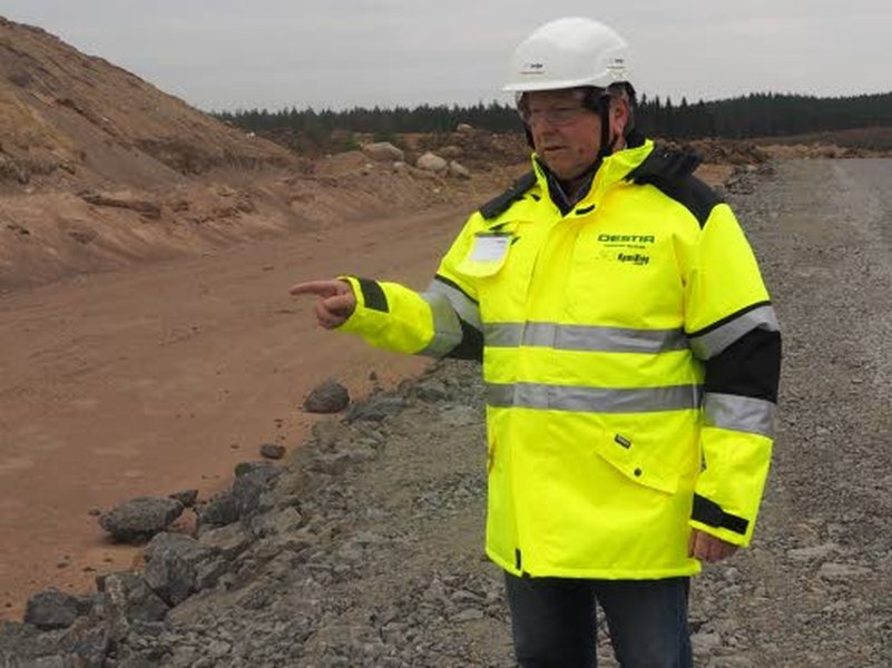 Hankejohtaja Timo Pohjola osoittaa paikkaa, johon rakennetaan Kymiringin varikkoalue.