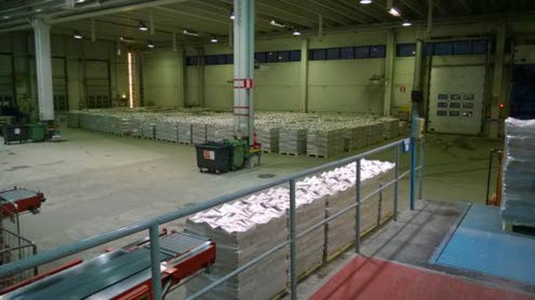 – Tässä kuvassa edellistä KauppaSuomen valtakunnallista lehteä eli viikon 47-2016 lehteä on kullakin FIN-lavalla noin 4 500 kappaletta ja kuvassa näkyvissä valmiita lehtiä 600 000–700 000 kappaletta. Täysiä FIN-lavoja 1 550 000 painosmäärästä tuli noin 360 eli 9 modulirekallista painotuotetta, Lehtisepät Oy:n myyntijohtaja Juhani Alho kertoo.