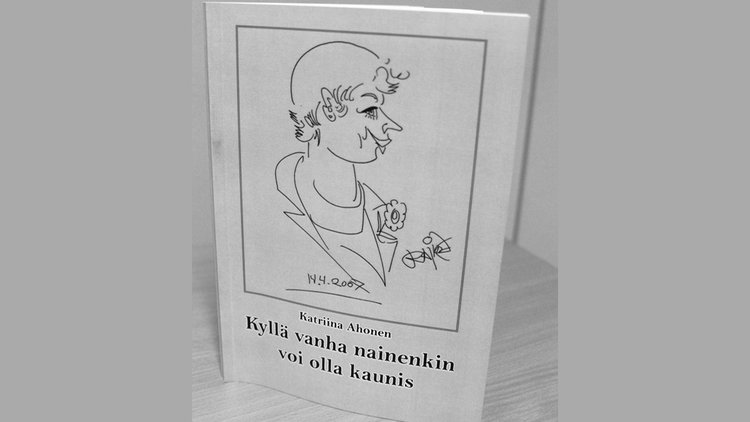 Katriina Ahosen Kyllä vanha nainenkin voi olla kaunis -pakinakokoelma (2012) on koottu hänen pakinoistaan, jotka on julkaistu Petäjävesi-lehdessä vuosina 2007-2012. Katriina on kirjoittanut myös runokirjoja ja ollut mukana monessa runoantologiassa. Katriina asuu Jyskässä. 70-vuotias Katriina on syntyisin Petäjävedeltä. Elämäntyönsä hän on tehnyt perhepäivähoitajana Jyväskylän maalaiskunnassa.