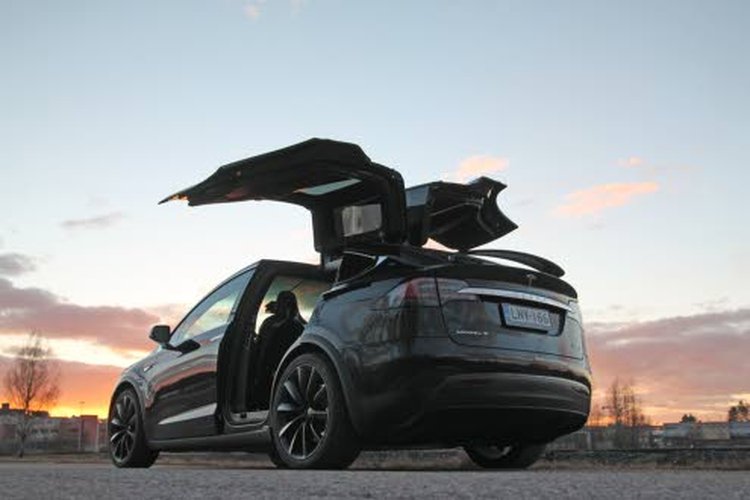 Tesla Model X P100D herättää kiinnostuksen niin ulkonäön, suorituskyvyn kuin ympäristöystävällisyyden ansiosta.
