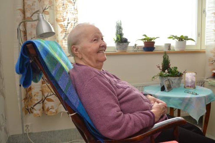 99-vuotias Helmi Mehto muistaa hyvin, minkälaista oli pitää pystyssä maatilaa miesten lähdettyä sotaan. Mutta kotirintama kesti, ihmeellisesti.