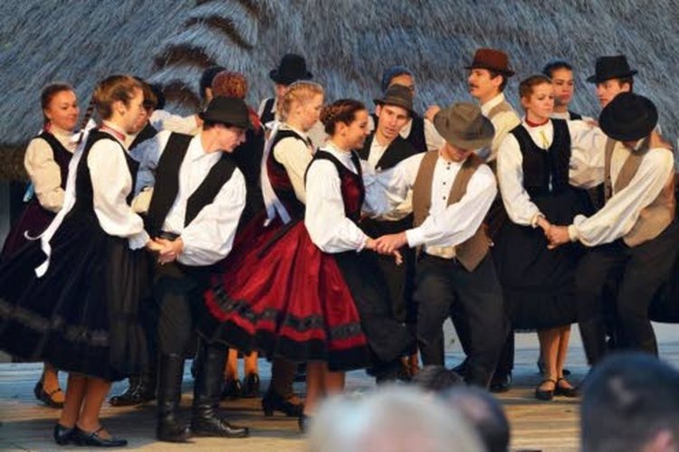 Veljeskansa Unkarista Hollo ja Martta -festivaaleille saapuu The Szökös Folk Dance -group.