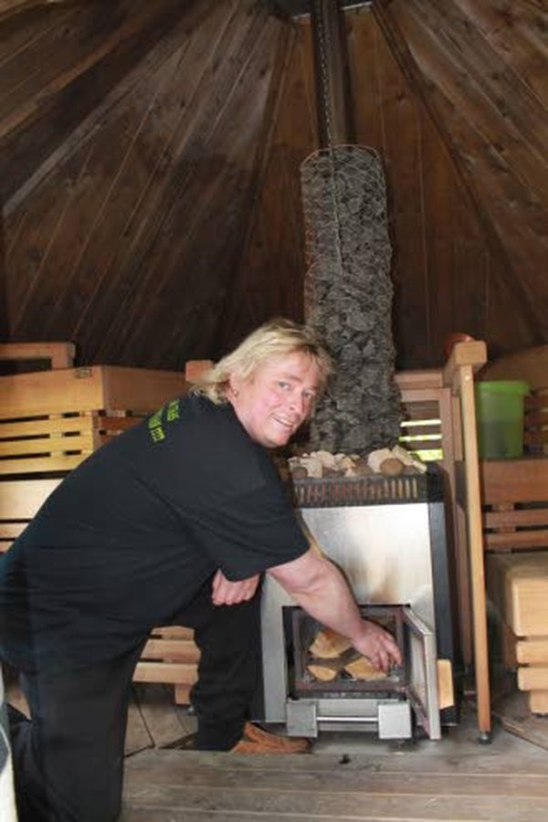 Timo Kaukonen ei lopettanut saunomista vakavaan onnettomuuteen. Sauna lämpenee edelleen monta kertaa viikossa. Kaukosen yritys SaunanSisu tarjoaa perinteisen kuppauksen ohella sauna- ja haudehoitoja.