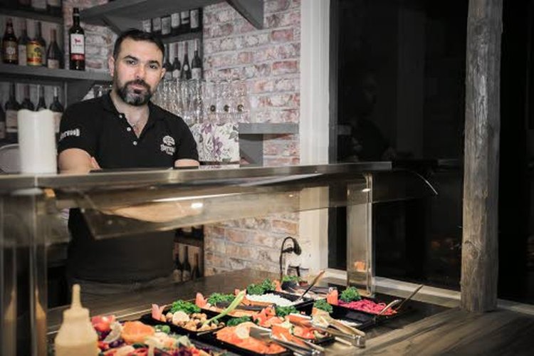 Lounasravintolaa Ylivieskan Kärkkäisen tavaratalokiinteistössä pitävä Mehmet ”Memo” Yilmaz iloitsee tyytyväisistä asiakkaista. Myös yhteistyö vuokranantajan kanssa sujuu mukavasti.