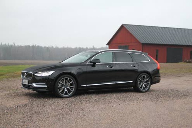 Volvo T8-mallia voisi kutsua monivetoiseksi. Kun ajetaan pelkällä bensamoottorilla, auto on etuvetoinen. Sähköllä ajettaessa auto on puolestaan takavetoinen.