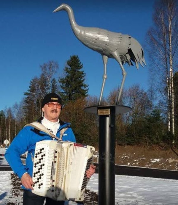 Jukka Ohra-ahon takoma, Uuraisten keskustan kiertoliittymässä oleva rautakurki, Kuukan Kurki on 120 senttiä korkea. Se seisoo kiertoliittymässä 200 senttiä korkean pilarin päässä.