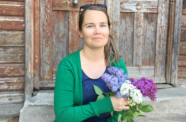 Mari Karhumaa kuvattuna kotiportailla Karlovassa Tartossa vähän ennen kuin he muuttivat viime kesänä takaisin Suomeen.