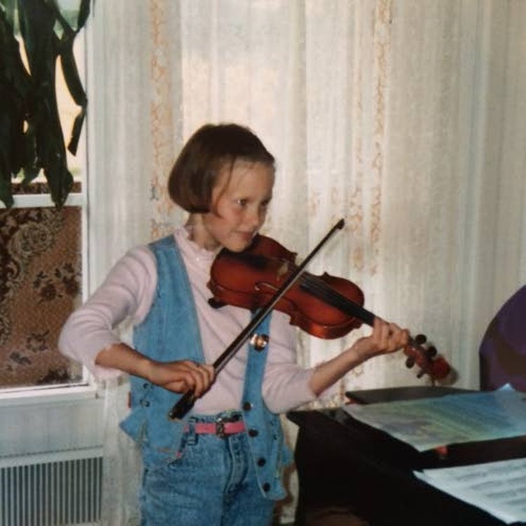 Viulunsoitto on kuulunut Elisa Järvelän elämään lapsuudesta saakka. Hän on soittanut myös yhdessä isoveljensä Tommin kanssa.