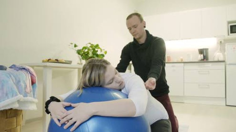 Miro Koskenranta tekee vaimolleen Fanni Koskenrannalle Tuisku Koskelan heille opettamaa kevytkosketushierontaa.
