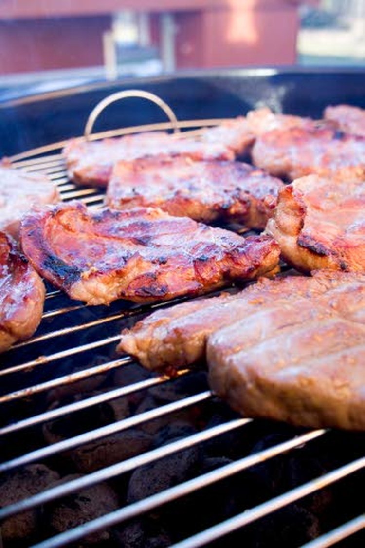 Ennen grillaamista lihaa on hyvä pitää huoneenlämmössä nelisen tuntia, jotta lihan syyt avautuvat ja näin pihvit paistuvat mehukkaiksi. Liian kylmänä grillattuna lihasta tulee kovaa. Naudan, possun, karitsan ja kanan ohella myös riistaliha sopii grillattavaksi.