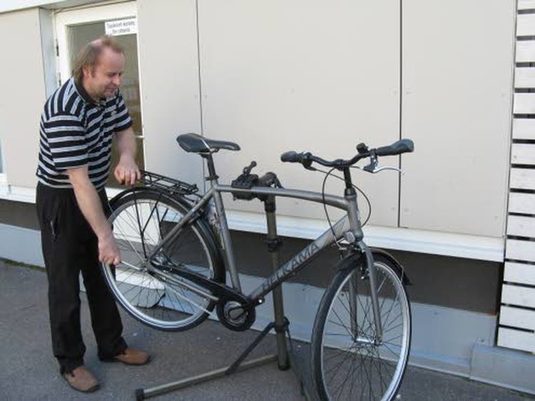 – Uuden pyörän luovutuskuntoon laittaminen on tärkeää, sanoo Järvisen pyörä ja urheilun kauppias Ville Järvinen.