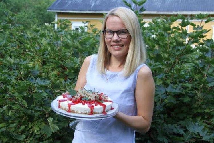 Alisa Kuukasjärven kirja Vesitornin kahvilassa sisältää sekä suolaisia että makeita leivontareseptejä. Olennaista niissä on terveellisyys ja reseptien soveltuvuus myös erityisruokavaliota noudattaville.
