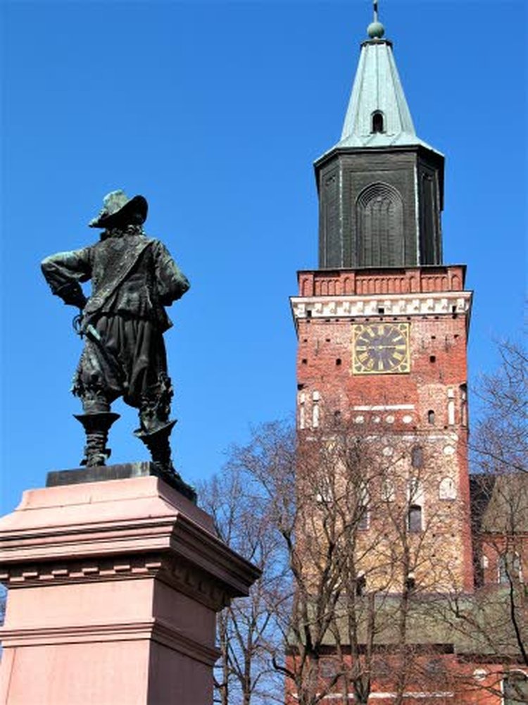 Turun tuomiokirkon puistossa sijaitsevassa patsaassa lukee Pietari Brahen kuuluisat sanat: ”Minä olin maahan ja maa minuun varsin tyytyväinen”.