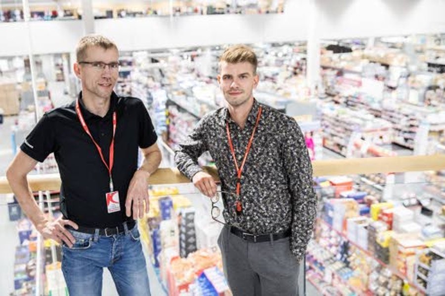 Miika Kärkkäinen (kuvassa oikealla) on J. Kärkkäinen Oy:n uusi kaupallinen johtaja. Hän siirtyi tehtävään Kärkkäisen Ylivieskan tavaratalon myymäläpäällikön tehtävästä, johon valittiin Pasi Eskola.