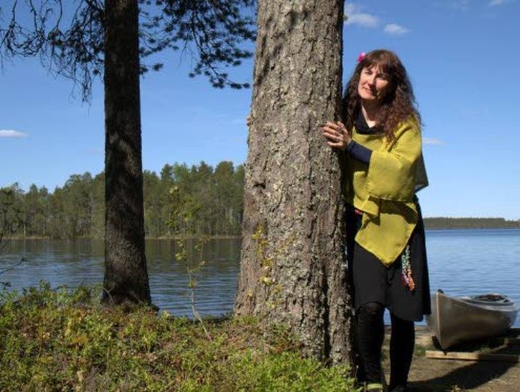 Minna Helminen tekee maatalousyrittäjän töiden ohessa myös muita yrittäjän töitä. Minnan uusi hyvinvointialan koulutuspalvelu hyödyntää metsän terapeuttisia vaikutuksia.