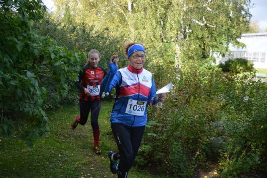 Lahden Suunnistajat -37:n Helena Kämäräinen (edessä) (D65/18.) ja Kalevan Rastin Marikki Juntunen (D15B/7.) suunnistavat SM-sprintissä Oulun Ainolan puistossa. Helenan mielestä sprintissä parasta on sähäkkyys, kartan mittakaava ja iäkkäämmällekin sopivan lyhyt rata.