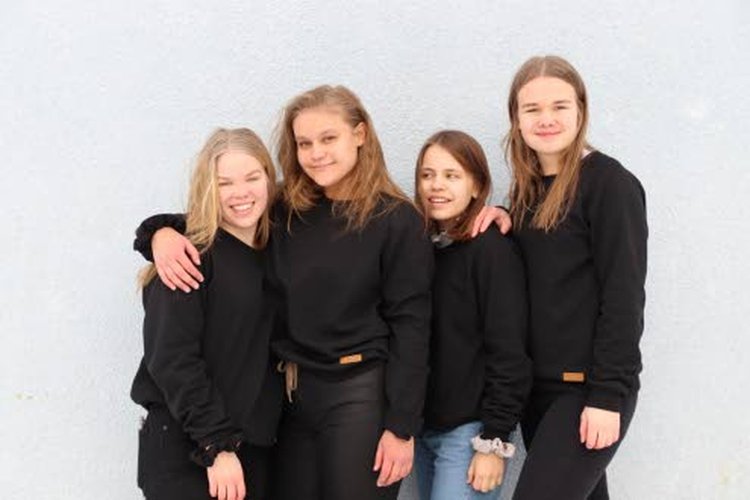 Puella Ny -yrityksen perustivat Reisjärven kristillisen opiston yrittäjyyslinjan opiskelijat Ella-Sofia Hyväri (vas.), Olivia Poikola, Aino Nurkkala ja Amanda Taskila.