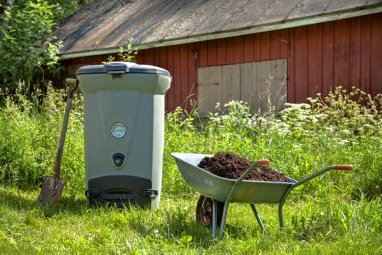 Komposti soveltuu parhaiten pitkäkestoiseen maanparannukseen ja monivuotisten istutusten, kuten puiden, pensaiden ja perennojen hidasliukoiseksi ravinnevarastoksi.