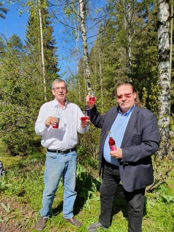 Kassu Halonen (oikealla) on tyytyväinen Veikko Karvisen kehittämän Kassun Halosen Revontulijuoman makuun. Juoma on myynnissä Kärkkäisen tavarataloissa kesäkuun loppupuolelta alkaen.